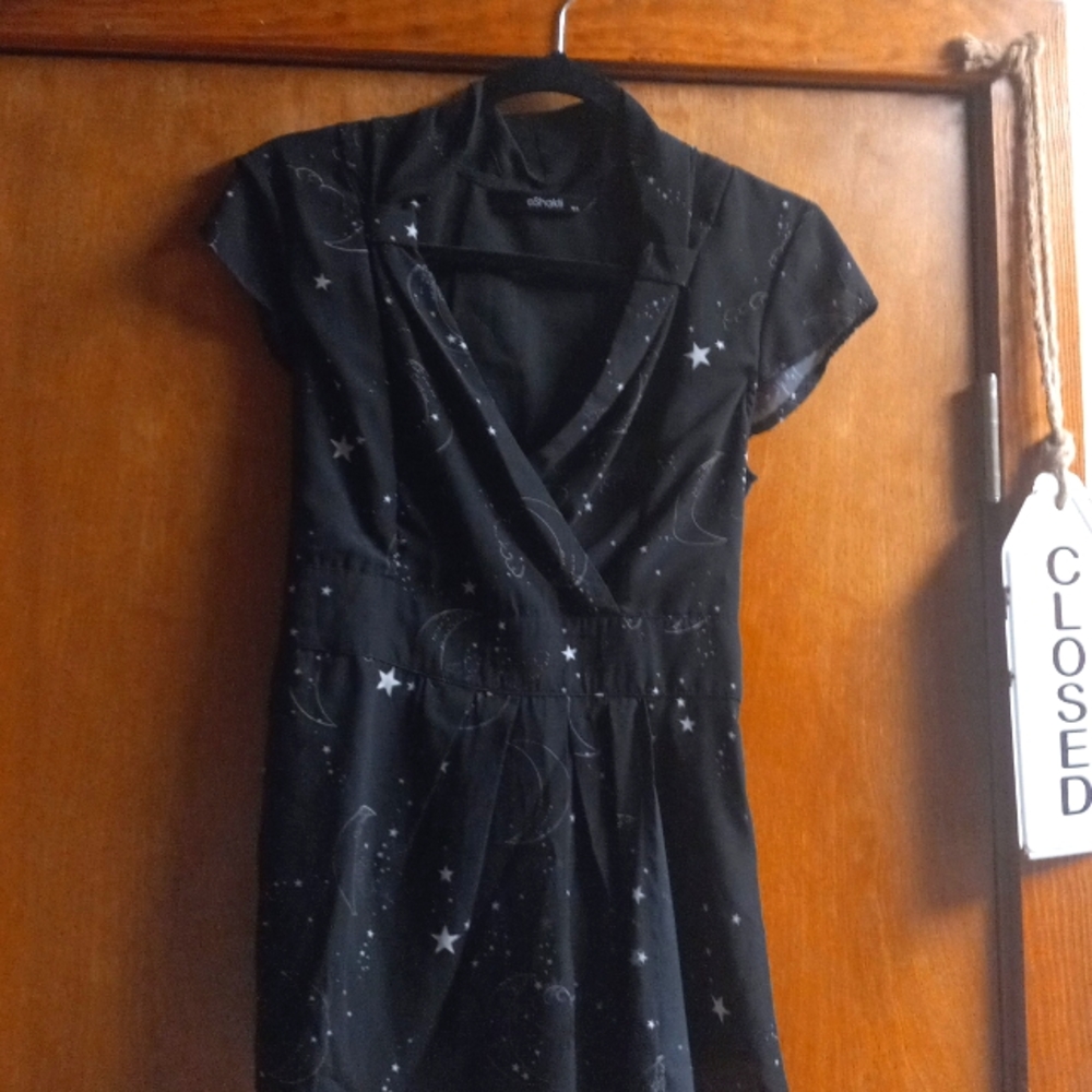 Eshakti black shirt that can be worn also ass a dress in most cases.